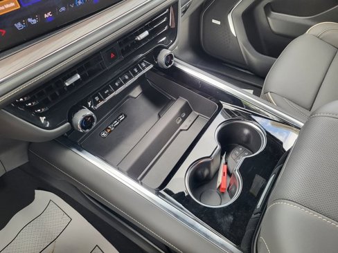 New 2025 Chevrolet Suburban Premier image 18