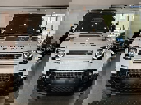 Used 2023 Land Rover Defender 130 X-Dynamic SE image 2