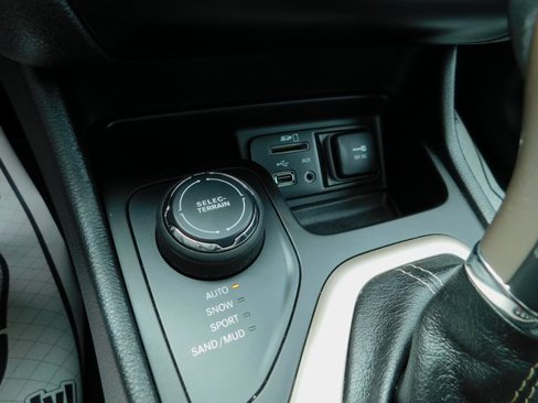 Used 2017 Jeep Cherokee Limited image 29
