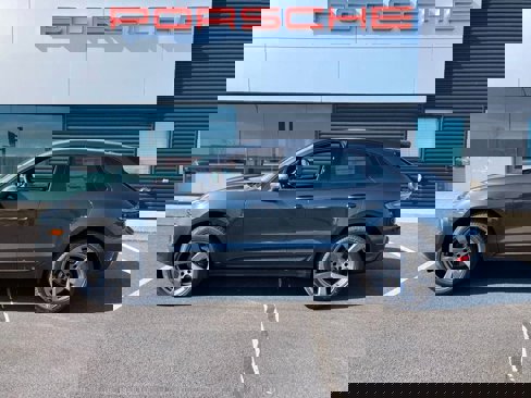 Certified 2025 Porsche Macan image 2