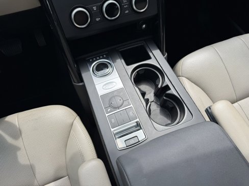 Used 2019 Land Rover Discovery SE image 27