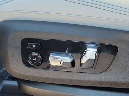 New 2026 BMW X5 M60i w/ Climate Comfort Package image 22