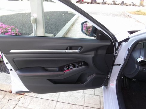 New 2025 Nissan Altima 2.5 SR image 17