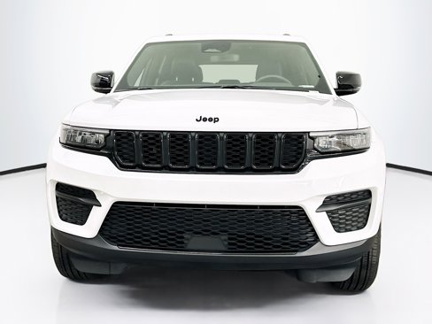 Used 2024 Jeep Grand Cherokee Altitude image 2