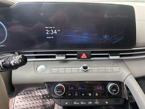 Used 2025 Hyundai Elantra SEL image 13