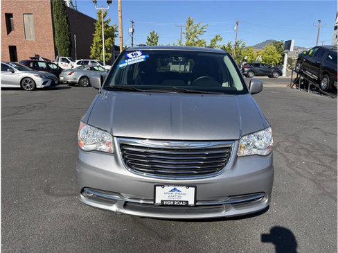 Used 2016 Chrysler Town & Country Touring image 8