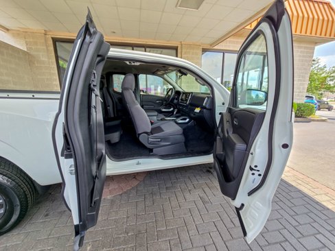 Used 2025 Nissan Frontier SV image 37