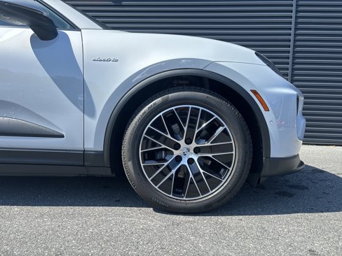 Certified 2025 Porsche Macan Electric image 9