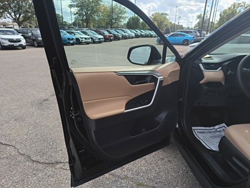 Used 2022 Toyota RAV4 LE image 10