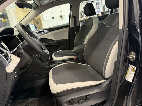 Certified 2025 Volkswagen Taos SE image 21