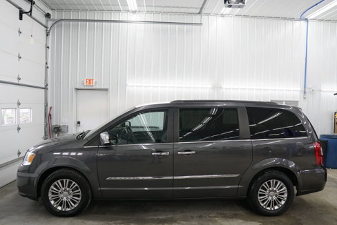 Used 2015 Chrysler Town & Country Touring-L w/ Driver Convenience Group image 8