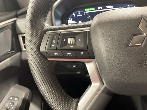 New 2025 Mitsubishi Outlander SE image 17