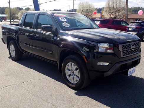 Used 2023 Nissan Frontier SV image 3