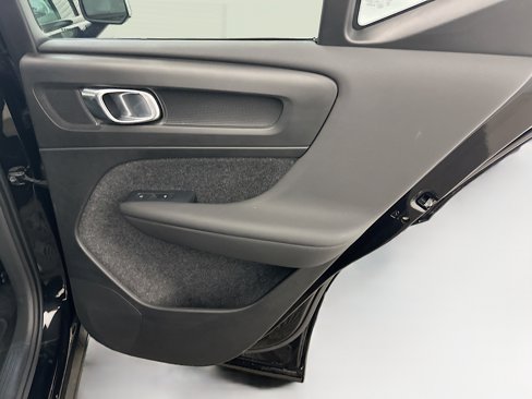 Used 2025 Volvo XC40 B5 Plus image 33