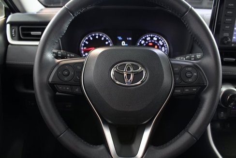Used 2021 Toyota RAV4 XLE Premium image 16