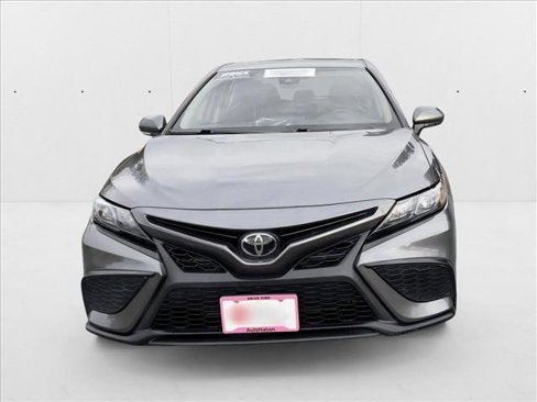 Used 2022 Toyota Camry SE image 2