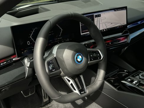 New 2026 BMW 550e xDrive w/ Executive Package image 18