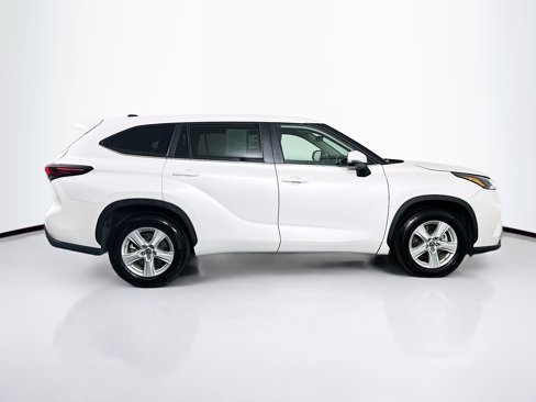 Used 2024 Toyota Highlander LE image 10