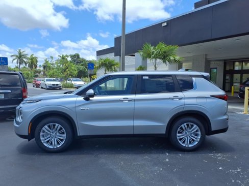New 2025 Mitsubishi Outlander ES image 2