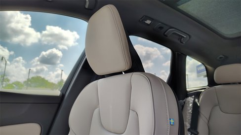 New 2026 Volvo XC60 T8 Plus w/ Protection Package Premier image 28