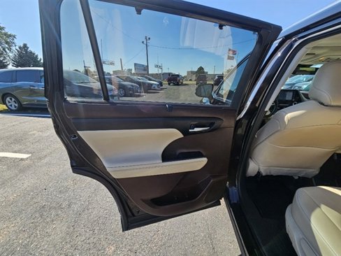Used 2021 Toyota Highlander XLE image 12