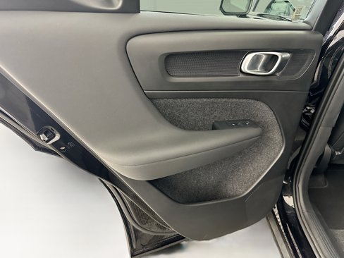 Used 2025 Volvo XC40 B5 Plus image 28