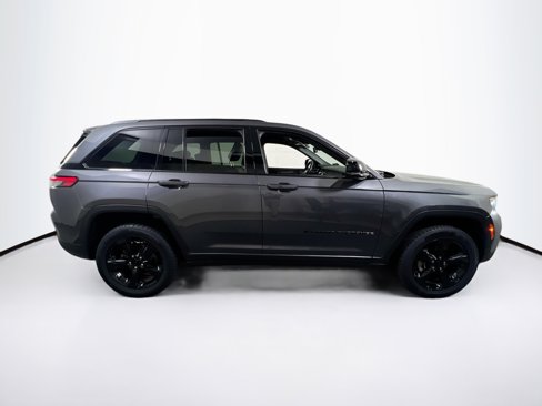 Used 2023 Jeep Grand Cherokee Altitude image 4