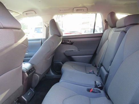 New 2025 Toyota Highlander LE image 18