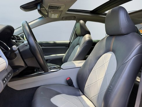 Used 2018 Toyota Camry XLE image 19
