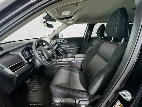 Used 2025 Mitsubishi Outlander ES image 13
