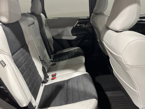 New 2025 Mitsubishi Outlander SE image 16