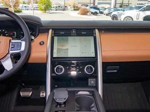 New 2025 Land Rover Discovery Metropolitan Edition image 23