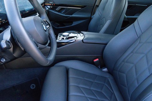 Certified 2025 BMW 530i w/ Premium Package image 12