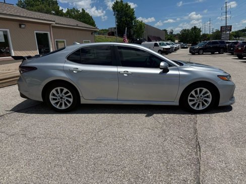 Used 2022 Toyota Camry LE image 2