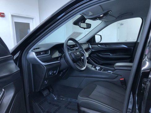 Used 2023 Jeep Grand Cherokee Laredo image 11