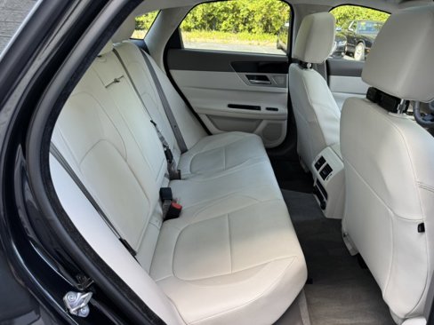 Used 2020 Jaguar XF Premium image 29