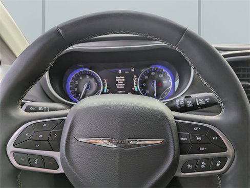 Used 2024 Chrysler Pacifica Touring-L image 28
