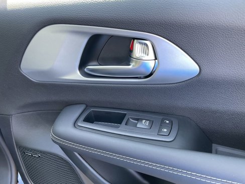 New 2026 Chrysler Pacifica Limited w/ Uconnect Theater Family Group image 36