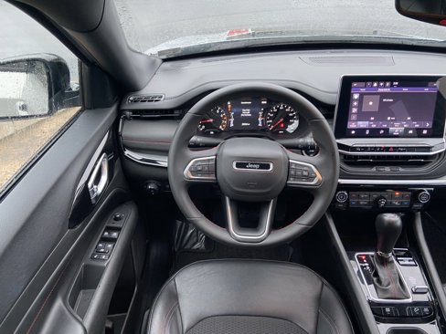 Used 2024 Jeep Compass Trailhawk image 8