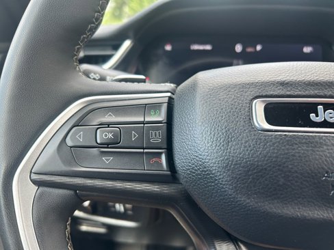 Used 2024 Jeep Grand Cherokee Altitude image 17