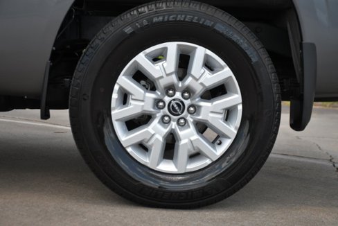 Used 2024 Nissan Frontier SV image 17