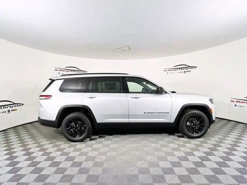 New 2025 Jeep Grand Cherokee L Laredo image 9