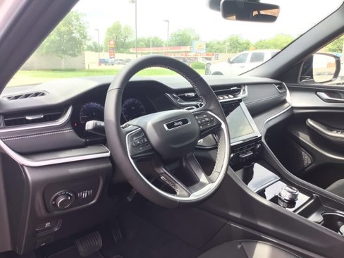 New 2025 Jeep Grand Cherokee L Laredo image 10