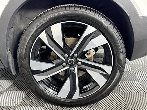 Used 2025 Volvo XC40 B5 Plus image 35