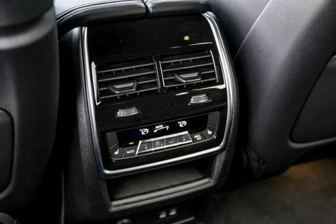 New 2026 BMW X7 M60i image 23
