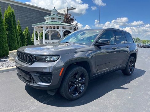 Used 2023 Jeep Grand Cherokee Altitude image 2