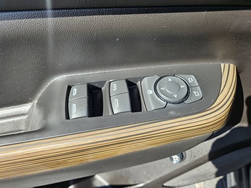 Certified 2023 GMC Acadia SLE w/ Driver Convenience Package image 18
