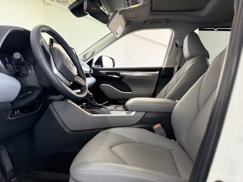Used 2024 Toyota Highlander Limited image 27