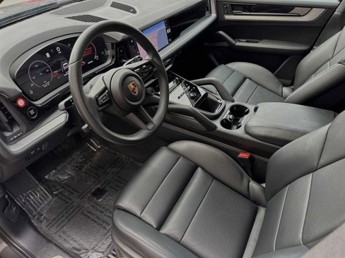 Used 2024 Porsche Cayenne image 11