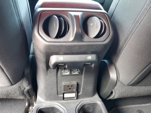 Used 2018 Jeep Wrangler Unlimited Sahara image 14